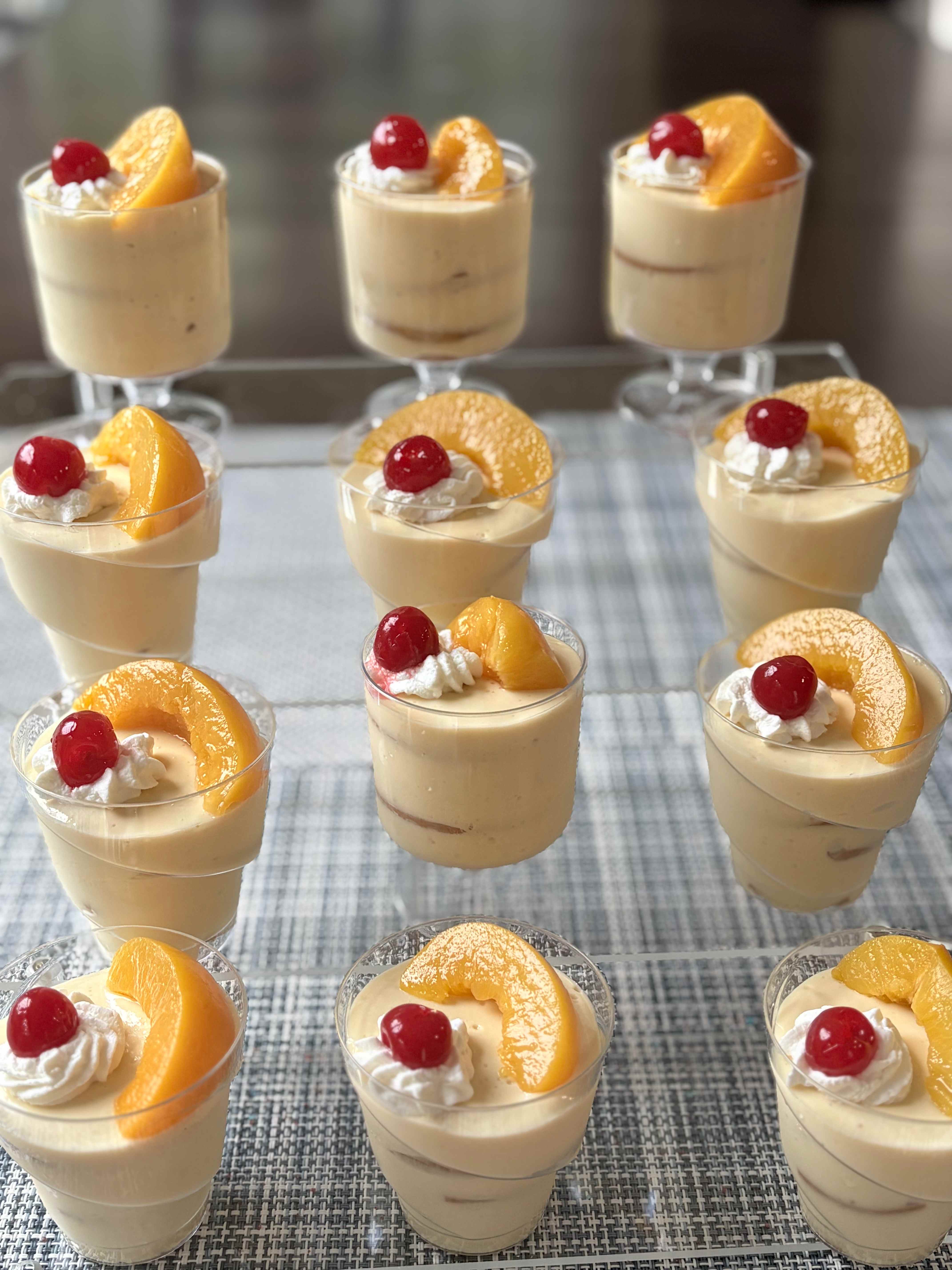 Carlota de Durazno con Queso Crema
